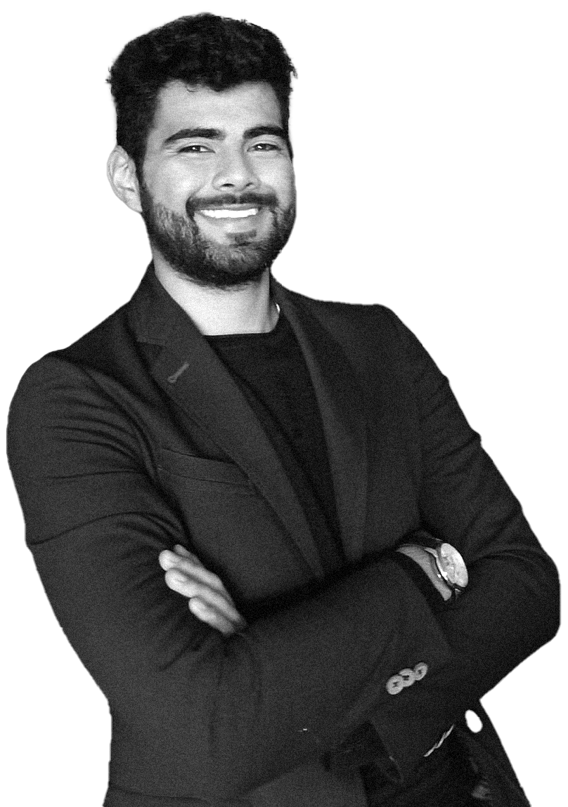 Retrato de Jonathan Camilo Flórez Díaz, en blanco y negro, sonriendo y de brazos cruzados.